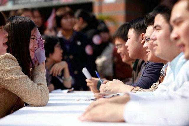 婚後婆婆抱個孩子讓我收養，10年後親生母親出現，我才知道真相！