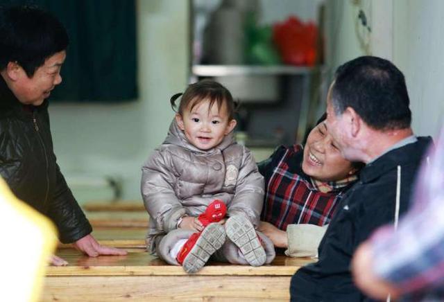 婚後婆婆抱個孩子讓我收養，10年後親生母親出現，我才知道真相！
