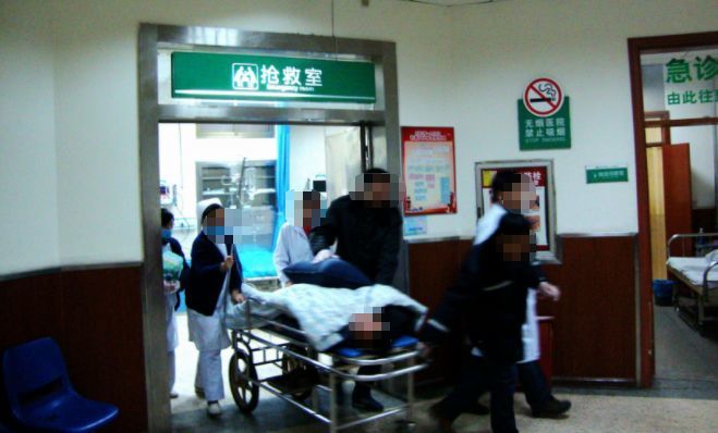 男子出差，途中遇一孕婦臨產，他打車送去醫院，隔天回公司，蒙了