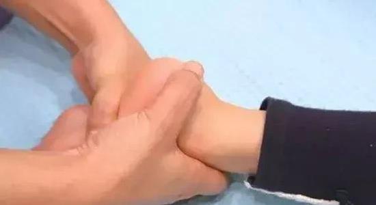 睡前5分鐘，堅持給孩子做這6個動作，不怕孩子長不高