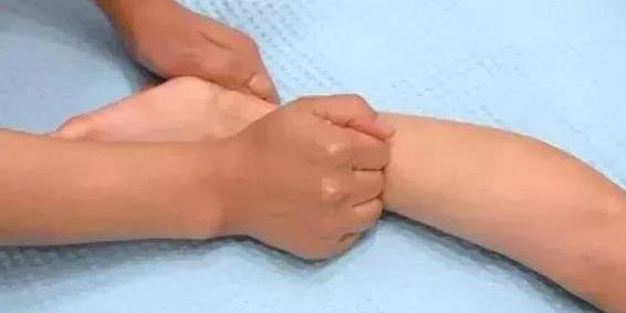 睡前5分鐘，堅持給孩子做這6個動作，不怕孩子長不高