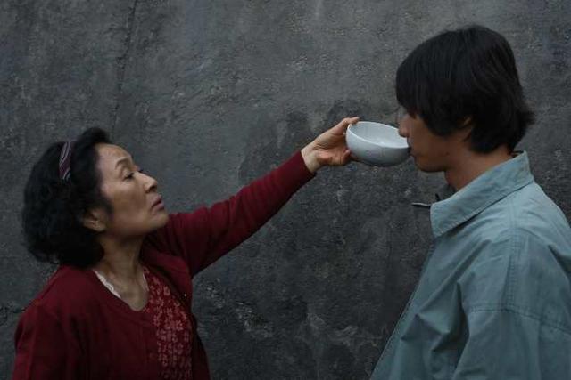 每月都給婆婆零花錢，她卻總嫌少，問出真相後，我忍不住流淚！