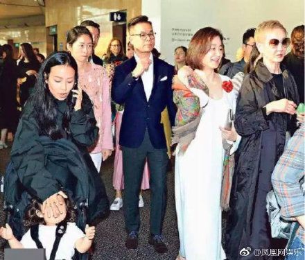 祖孫三代罕同框！林青霞這動作超暖心