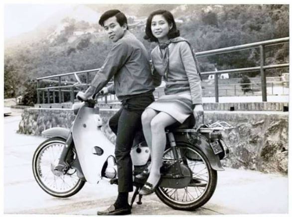 50年前小情侶「第一次約會機車環抱」超甜　50年後「同時同地重拍畫面」卻惹哭萬人：最浪漫的愛