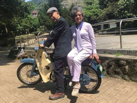 50年前小情侶「第一次約會機車環抱」超甜　50年後「同時同地重拍畫面」卻惹哭萬人：最浪漫的愛