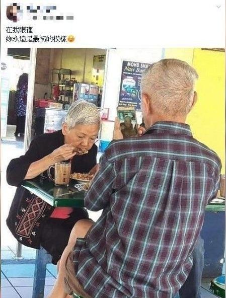 50年前小情侶「第一次約會機車環抱」超甜　50年後「同時同地重拍畫面」卻惹哭萬人：最浪漫的愛