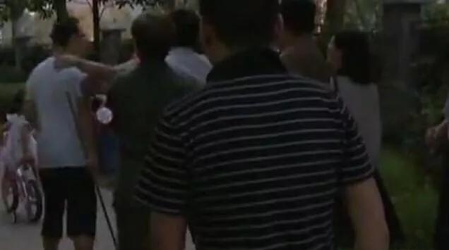 父親年輕時拋棄妻兒，老了要求博士生兒子贍養，兒子:法庭見。