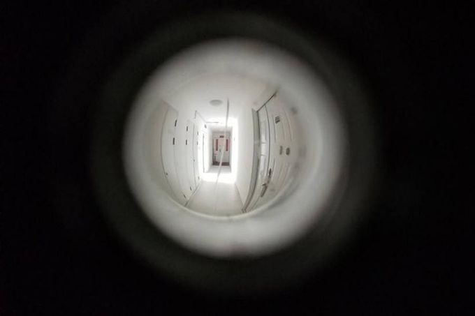 弟媳進城找工作，俺嫌寒酸，讓她睡樓道，半夜趴貓眼一瞧，癱地上
