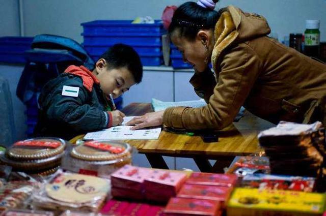 妻從娘家給我帶好吃的，工資卡上少了10萬，我卻要加倍的對岳母好