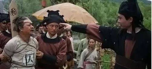 兒子當上高官，母親知道後，連夜回去給兒子準備棺木，為他後事準備
