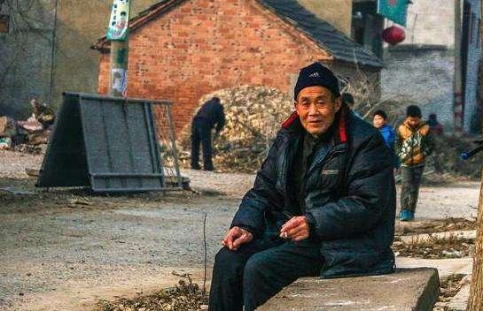大爺的妻兒相繼去世，他無人送終，癱瘓在床，來個女兒，他驚住了