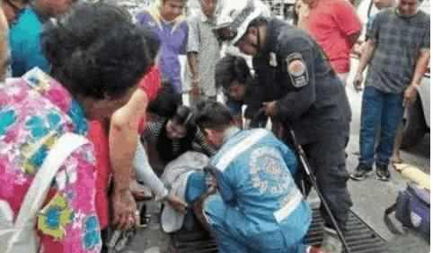 女子腿卡下水道，眾人幫忙，一個舉止大家失望離開，網友：卡死她