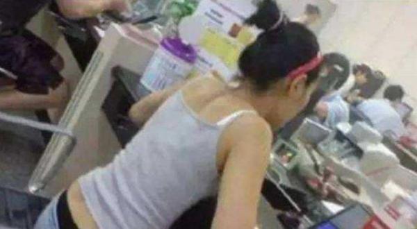 女子到櫃檯取款2500，被銀行員工嘲諷，拿出一張卡臉色變了