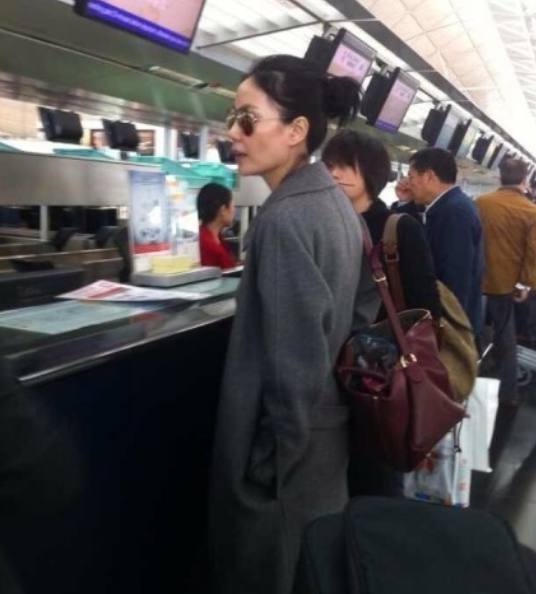 謝霆鋒回歸家庭， 重回張柏芝母子身邊， 天后王菲失望搬離傷心地！
