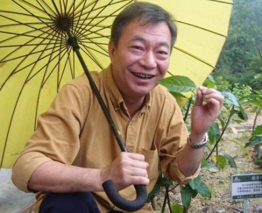 22歲被周潤發捧紅，如今62歲在廣東耕田，因拍戲21年仍未發財!