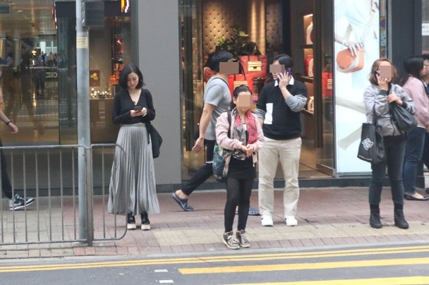 【沒穿內衣?!】謝安琪Deep V凸丁丁逛街，瘦了15KG身材果然Fit爆~網友:攝影記者很壞!