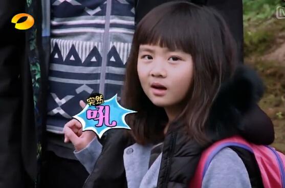 黃磊曬女兒黃多多近照，13歲就穿低領衣服現身，網友：哇，真的長「大」了