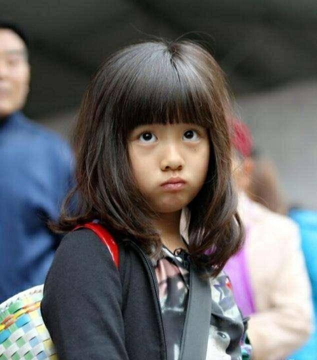 黃磊曬女兒黃多多近照，13歲就穿低領衣服現身，網友：哇，真的長「大」了