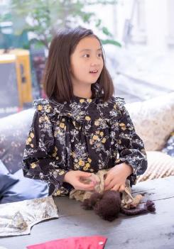 黃磊曬女兒黃多多近照，13歲就穿低領衣服現身，網友：哇，真的長「大」了