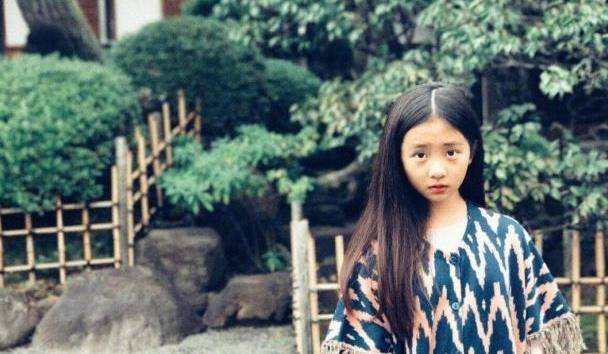 黃磊曬女兒黃多多近照，13歲就穿低領衣服現身，網友：哇，真的長「大」了