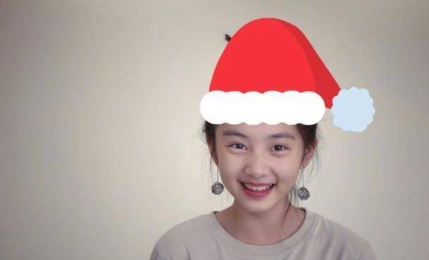 黃磊曬女兒黃多多近照，13歲就穿低領衣服現身，網友：哇，真的長「大」了