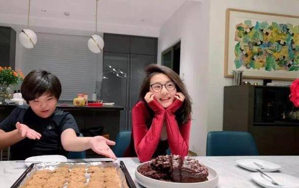 黃磊曬女兒黃多多近照，13歲就穿低領衣服現身，網友：哇，真的長「大」了