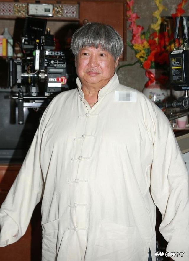 洪金寶健康惡化？杵拐杖走平地險些摔倒，患病原因和李連杰一樣！