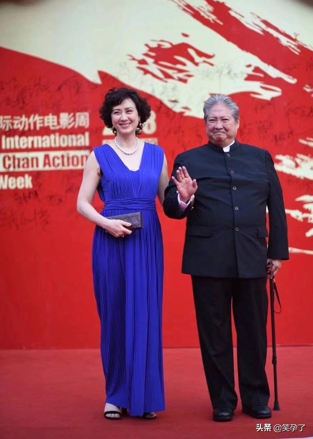 洪金寶健康惡化？杵拐杖走平地險些摔倒，患病原因和李連杰一樣！