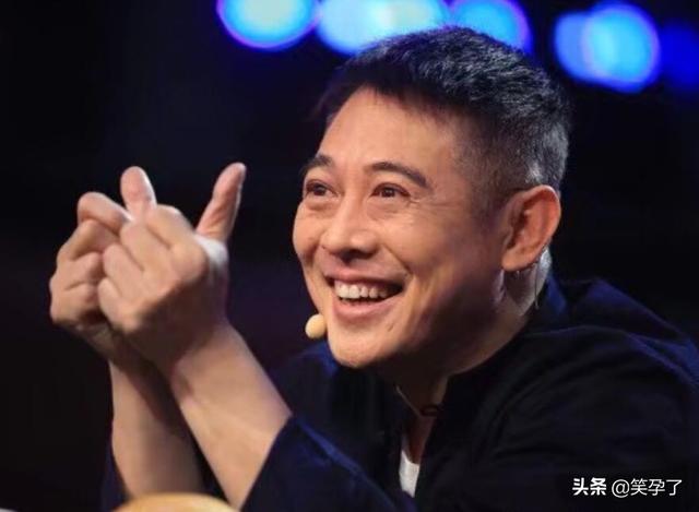 洪金寶健康惡化？杵拐杖走平地險些摔倒，患病原因和李連杰一樣！