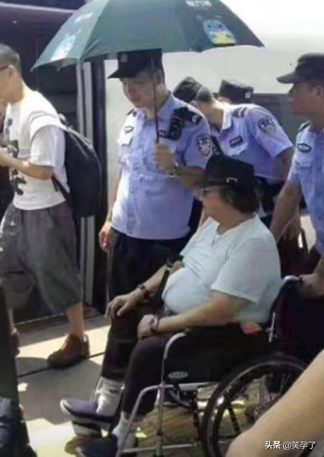 洪金寶健康惡化？杵拐杖走平地險些摔倒，患病原因和李連杰一樣！