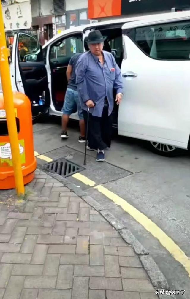 洪金寶健康惡化？杵拐杖走平地險些摔倒，患病原因和李連杰一樣！