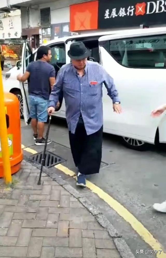 洪金寶健康惡化？杵拐杖走平地險些摔倒，患病原因和李連杰一樣！