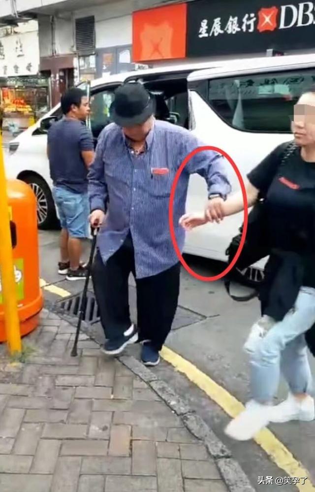洪金寶健康惡化？杵拐杖走平地險些摔倒，患病原因和李連杰一樣！