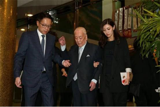 爺爺去世留他2百億，娶女明星老婆，父親怕他敗家每月只給10萬