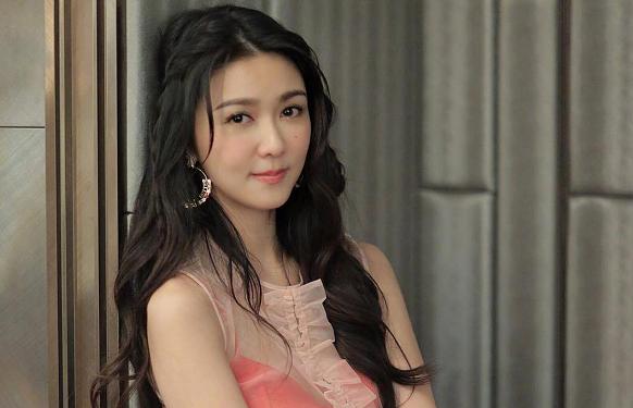 她曾有機會成為成龍的兒媳婦，一手好牌打爛，如今成為過氣女星！