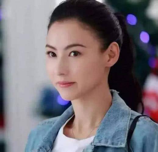 張柏芝與男子在離婚公證處合影，網友：難道和第三胎生父離婚？怪不得一直絕口不談！