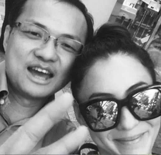 張柏芝與男子在離婚公證處合影，網友：難道和第三胎生父離婚？怪不得一直絕口不談！