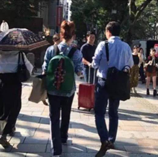張柏芝與男子在離婚公證處合影，網友：難道和第三胎生父離婚？怪不得一直絕口不談！