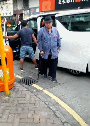67歲洪金寶拄拐出行被偶遇，步履蹣跚，網友感慨偶像老啦