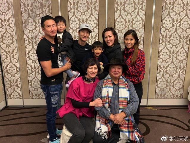 67歲洪金寶拄拐出行被偶遇，步履蹣跚，網友感慨偶像老啦