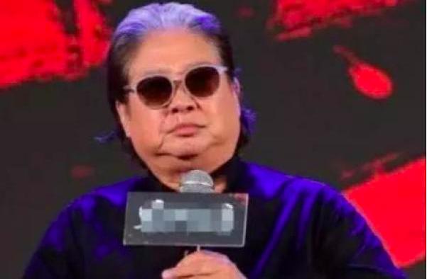 67歲洪金寶拄拐出行被偶遇，步履蹣跚，網友感慨偶像老啦