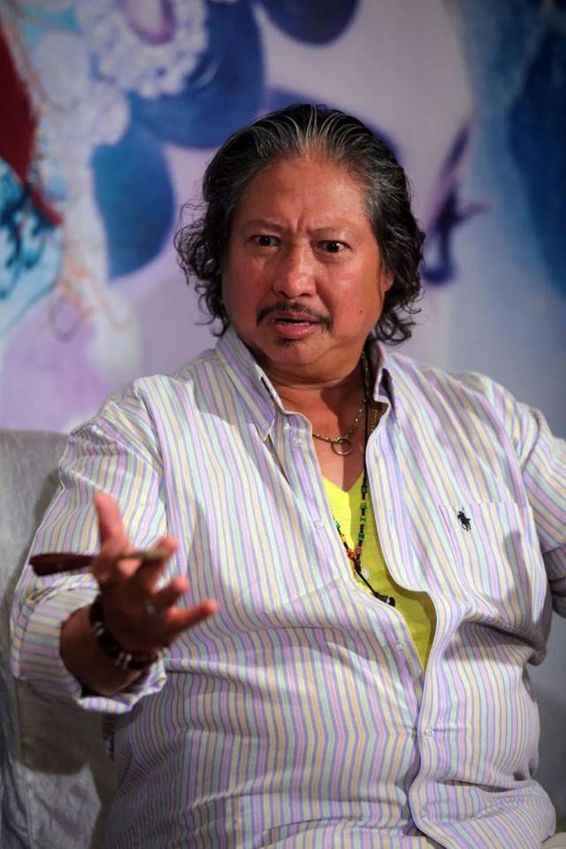 67歲洪金寶拄拐出行被偶遇，步履蹣跚，網友感慨偶像老啦