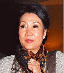 67歲洪金寶拄拐出行被偶遇，步履蹣跚，網友感慨偶像老啦