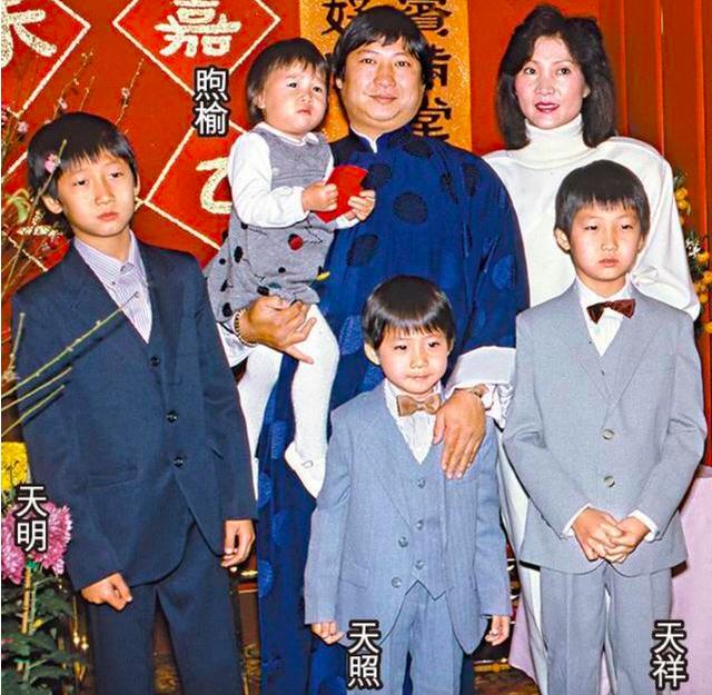 67歲洪金寶拄拐出行被偶遇，步履蹣跚，網友感慨偶像老啦
