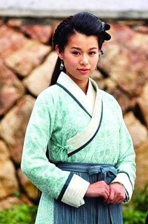 胡杏兒首曬懷二胎美照，四肢纖細孕肚明顯，與兒子相視一笑超級甜