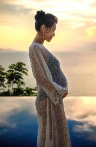胡杏兒首曬懷二胎美照，四肢纖細孕肚明顯，與兒子相視一笑超級甜