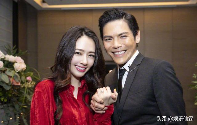 向佐帶郭碧婷日本拜訪乾爹，曬三人合照又秒刪，乾爹身份不簡單！
