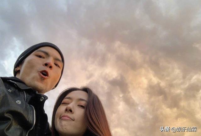 向佐帶郭碧婷日本拜訪乾爹，曬三人合照又秒刪，乾爹身份不簡單！