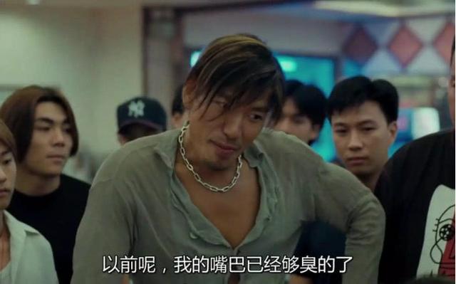 56歲的烏鴉哥近照，越來越面善，帶小20歲女朋友捧場鄭伊健演唱會!