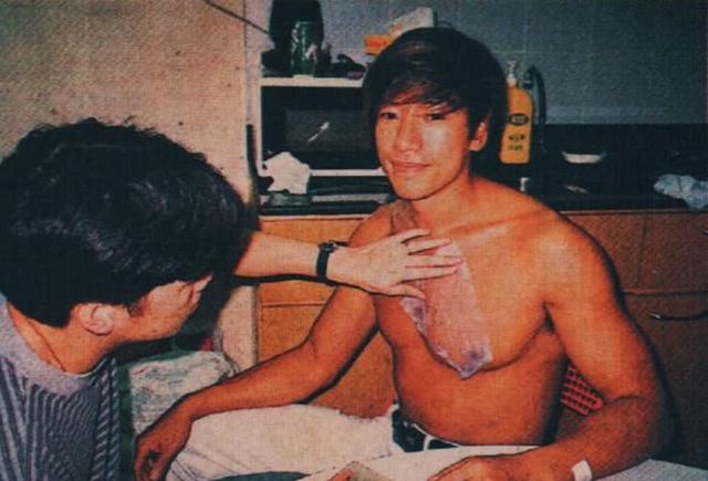56歲的烏鴉哥近照，越來越面善，帶小20歲女朋友捧場鄭伊健演唱會!